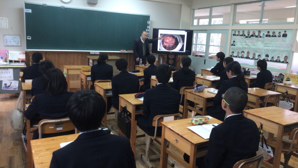 東京理科大学教授　松田良一先生が8年生に授業をしてくれました。