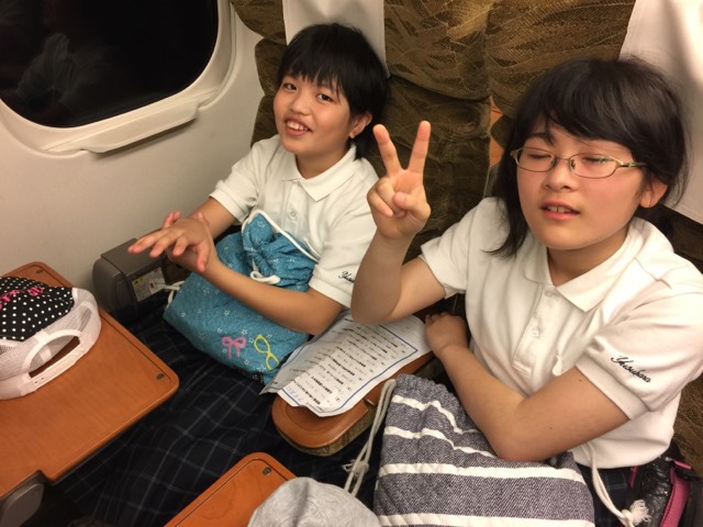 新幹線に乗っています。