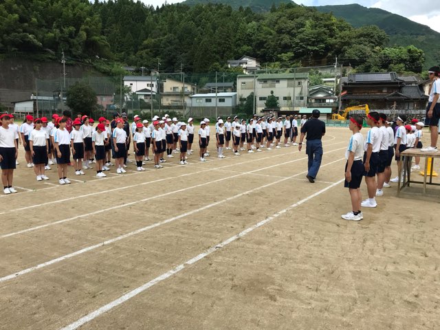 津野山消防団による行進指導 ９月２日